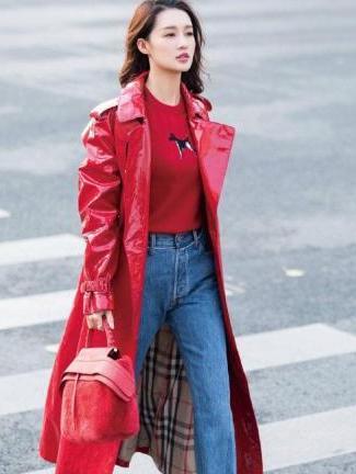 李沁上半身明明穿很美，却偏要搭这条裤子，网友：看起来很瘦腿这