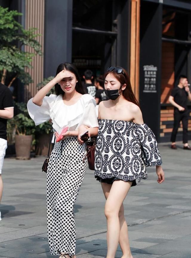 素人街拍:吊带装or一字肩，哪一款更能凸显迷人锁骨