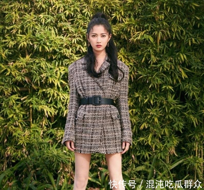 唐嫣结婚后力捧的90后小花,今穿黑色卫衣,配长