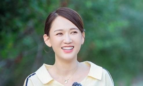  『女人』发际线高的女人别扎高马尾，换个发型更有气质，时尚减龄还不俗