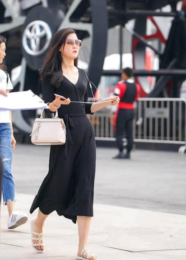 街拍：小姐姐厉害了！灰T恤搭牛仔裤穿在她身上也可以那么性感！