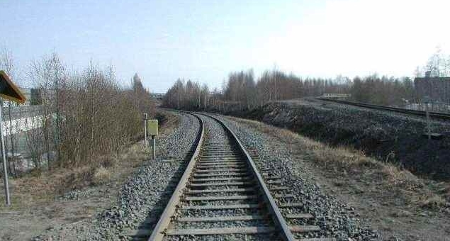  「粪便」为啥火车厕所的粪便是排到铁轨上呢？不会觉得脏吗？看