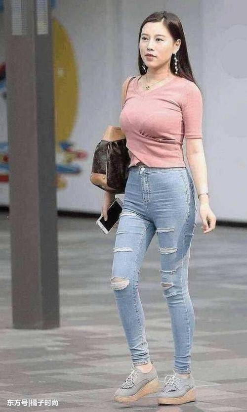 街拍:颜好气质佳的时尚女孩,穿搭潮流身材迷人