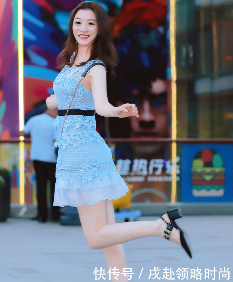 时尚街拍的:身材苗条小姐姐,穿什么都漂亮!!