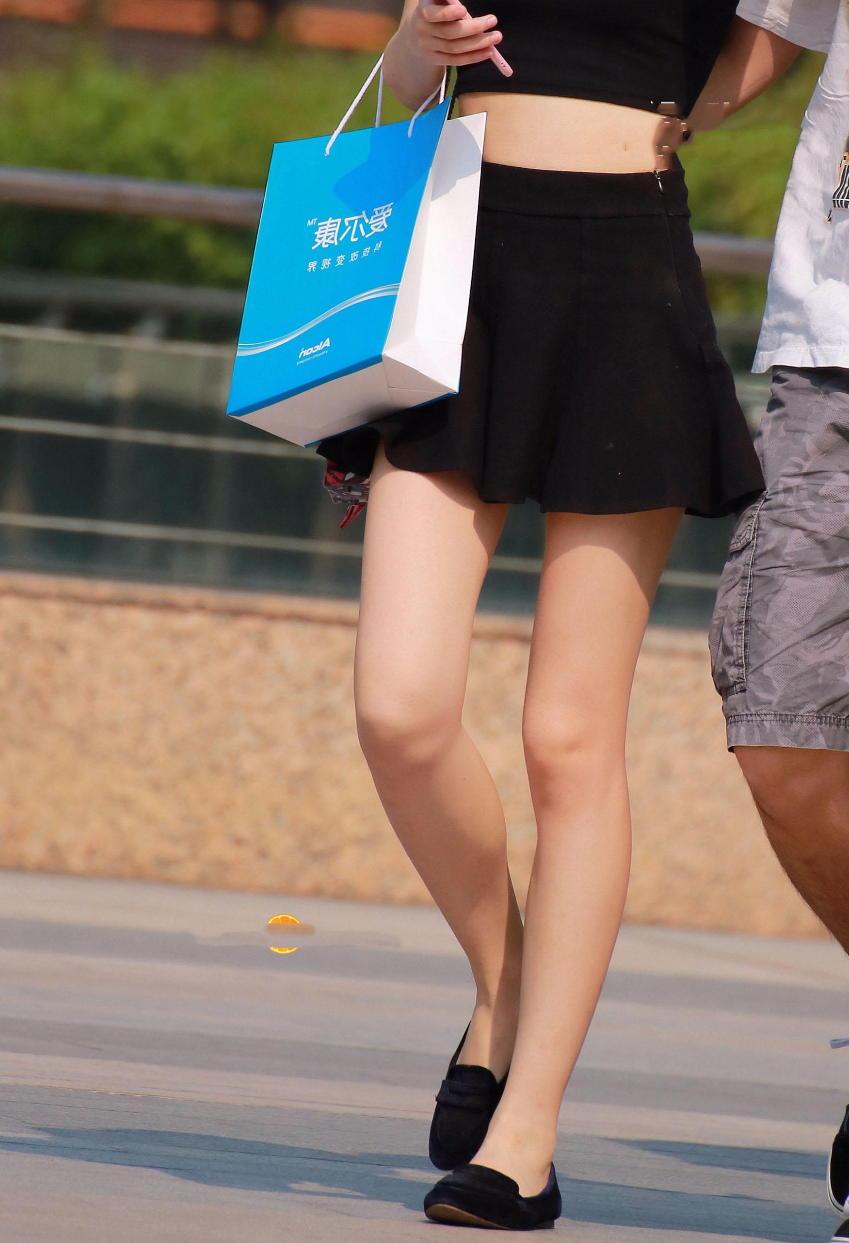 吊带肚兜小姐姐拿手遮阳的样子好可爱，网友：真是好白菜让猪拱了