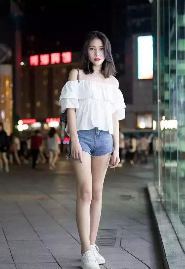  『美女』年轻美女街拍：俏皮可人的美女，展现女神动人风姿！