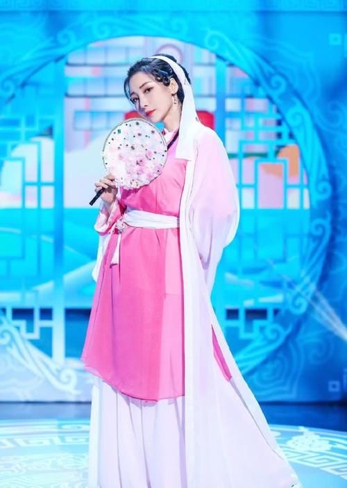  『意外』柳岩胆真大，cos王祖贤饰演的白蛇，手持花朵团扇意外的仙气