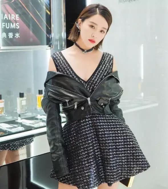 阚清子怎么受得了，脚踩着“牙签”恨天高，看着都替她疼！