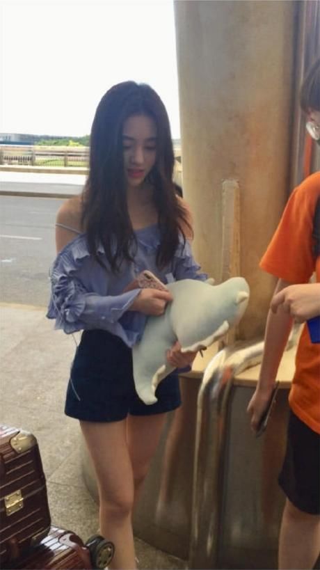 蒋欣在路人镜头下是瘦子，娜扎美的纯天然，杨颖被打回原型！