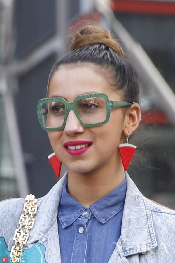 被食物迷惑的迪丽热巴告诉你，被食物迷惑也能美美哒~