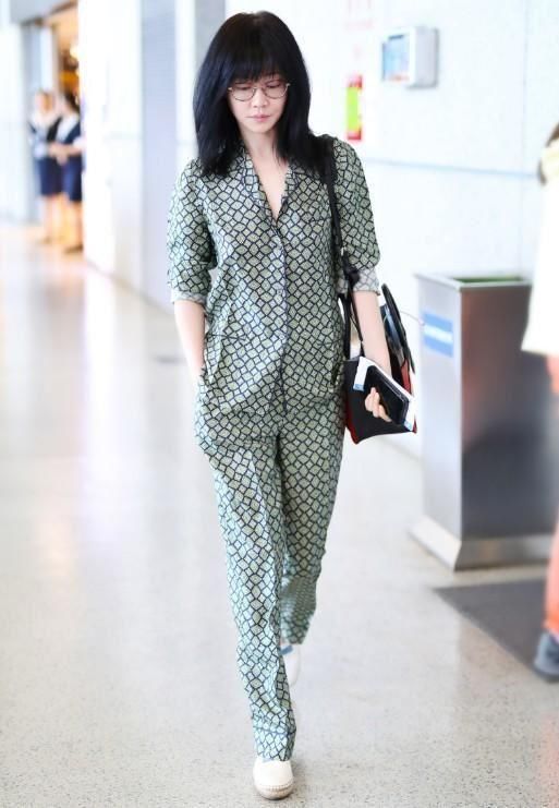 “高贵妃”厉害了，穿个睡衣就敢出门，这“狮子头”堪比范冰冰!