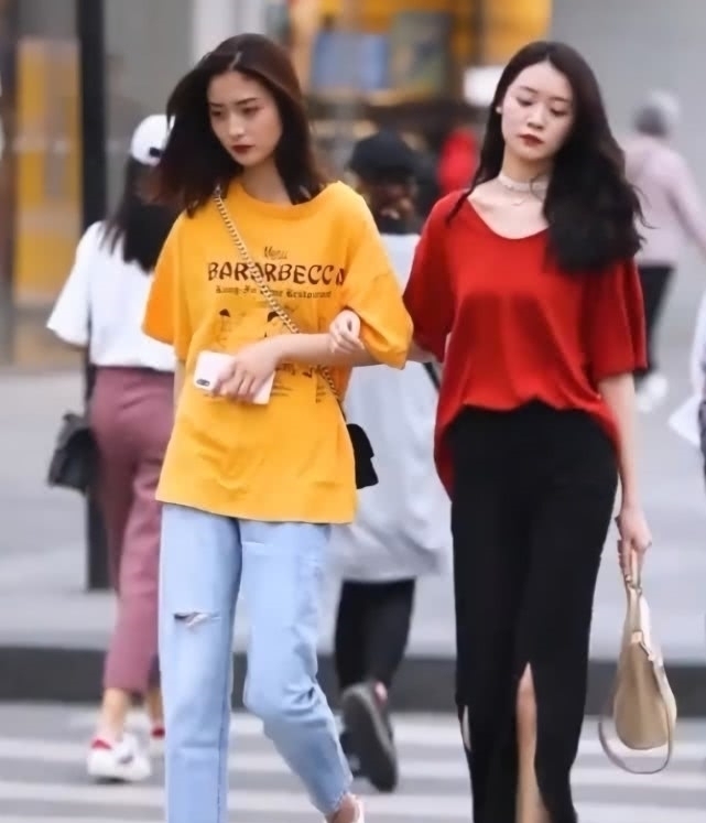 搭配|女神和女汉子成为闺蜜太抢镜:一个穿真裤子,一个穿“假裙子”