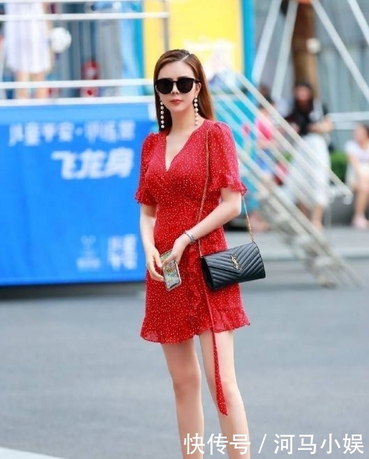  『赞美』街拍集：偶尔做一个会穿连衣裙的小女人，享受路人的赞美