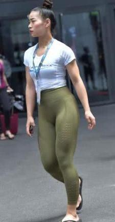 女人这样穿“打底裤”出门，原本的美丽荡然无存了，真替她可惜啊
