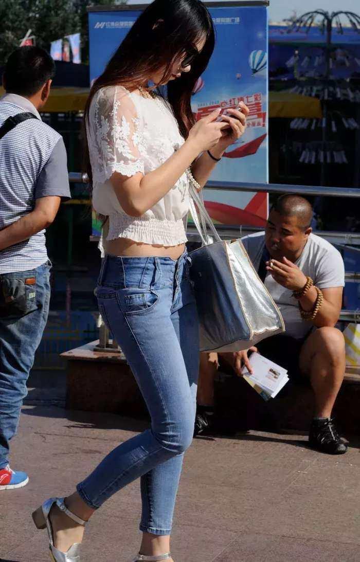 紧身背心能很好的凸显身材 配上牛仔裤就会更加迷人了