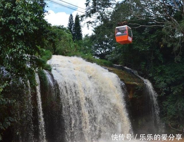 印度最“奇葩”火车，建在300米瀑布之下，一开门窗就会被淹没