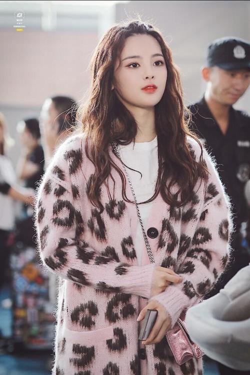 杨超越甜美启程时装周！