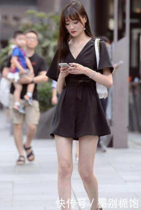 「身穿」街拍:时尚大方的小美女,身穿露肩上衣配短裙,凸显修长美腿