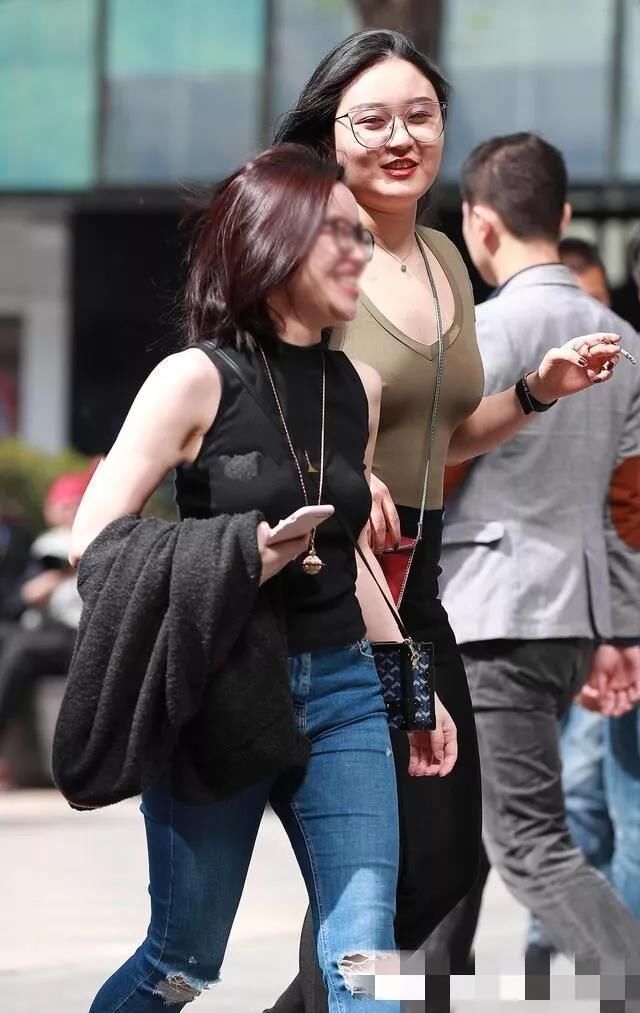 街拍:厉害了我的姐, 这身材也是没谁了，这都敢穿,就服你!