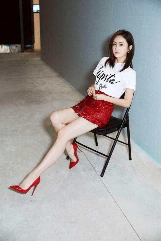 她是娱乐圈隐藏的“腿模”，一双修长白皙的腿美的让人无法呼吸!