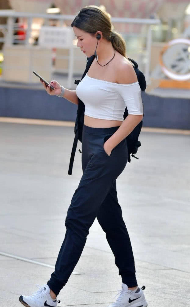 丰满小姐姐白色裹胸勾勒浑圆酥胸，全身名牌尽显高贵气质