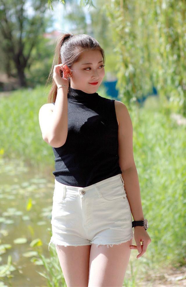 街拍:身边被称女神的女生,A字裙穿出优雅的大长腿!