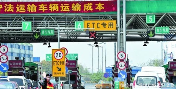 下高速时突然发现收费卡不见了老司机学会一招,免交罚款