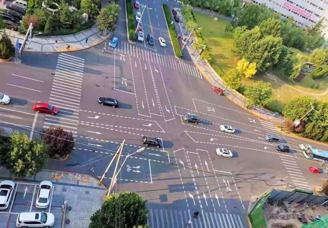 『道路标线』开车路上发现这种车道,没看清楚情况别乱闯,走错扣6分罚200!