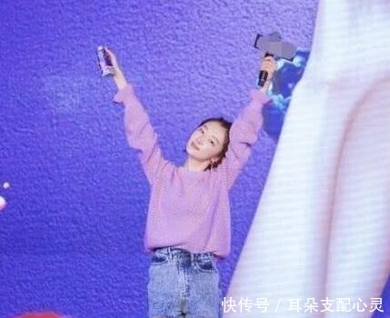 当周冬雨和陈乔恩同穿一件衣服，终于见识了网红脸和高级脸的差距