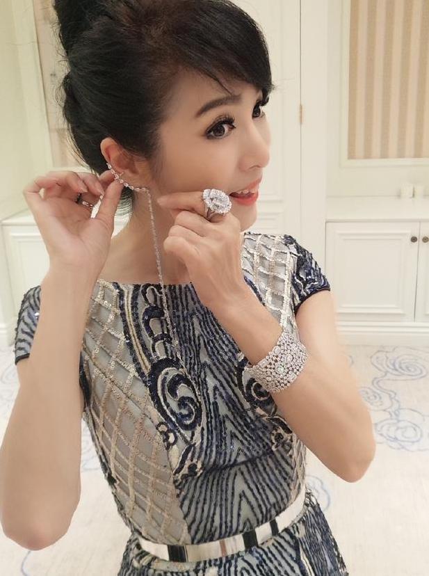 米雪真过分！只穿一件镂空针织衫现身，网友：她真的63岁了吗？