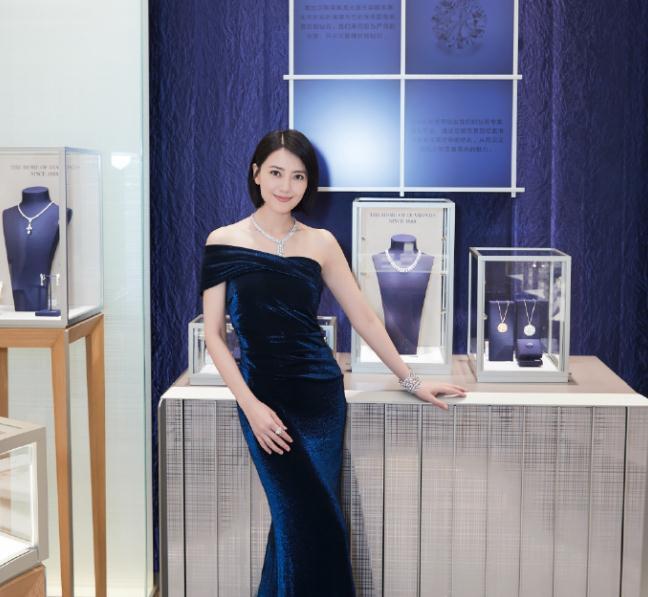 高圆圆又双叒叕换新发型美成18岁，但却因为穿了这件衣服被说又老