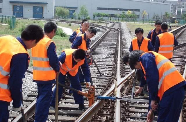  【列车长】为啥火车上“排泄物”要排到铁轨上，不会很臭吗？听