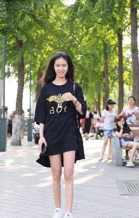 ?路人街拍：小姐姐v领秀出精致锁骨，白色短裤端庄性感