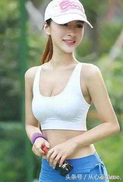 大学城街拍，女大学生们越来越性感