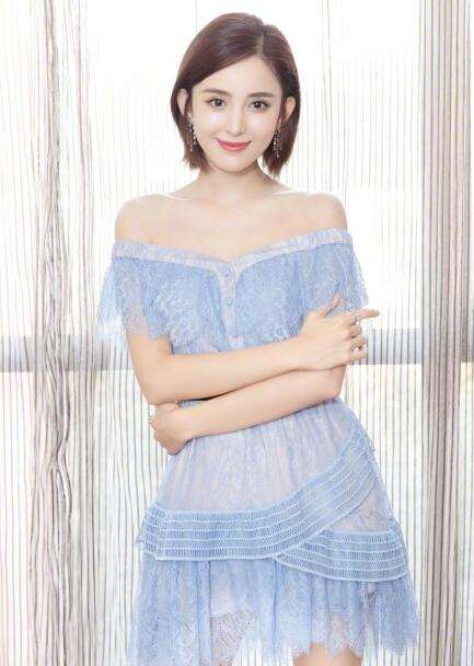 刘亦菲一字肩很气质，当看了高圆圆和贾静雯才知道什么叫女神