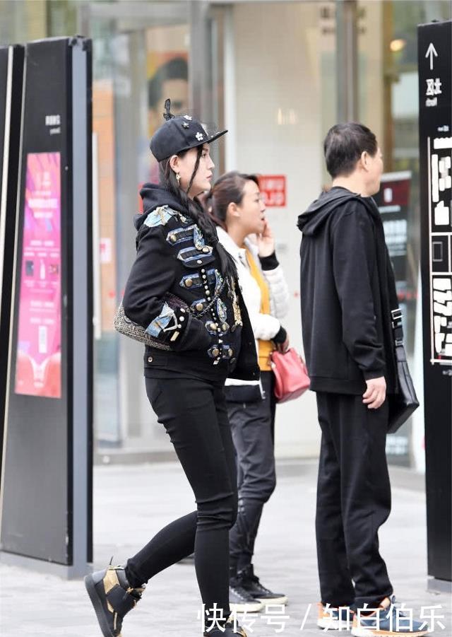#紧身裤#路人街拍,美女十分的诱惑迷人,选择一款黑色紧身裤,非常好看