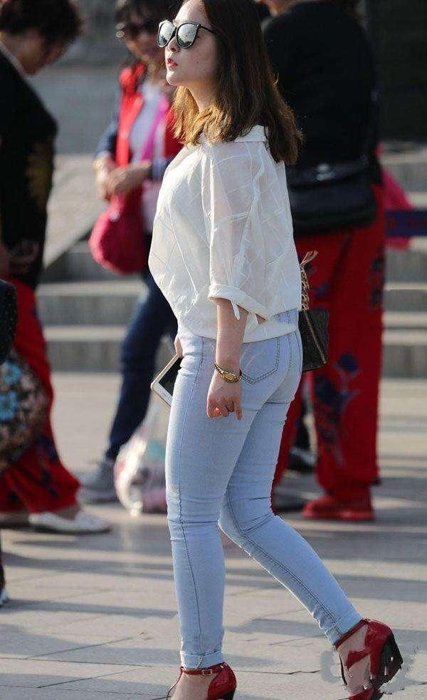 微胖的小姐姐穿上紧身牛仔裤,一样可以丰满动人!