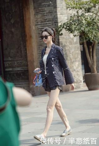  「白皙」路人街拍：美女一袭飘逸的长裙露出白皙的美腿，看上去高挑动人