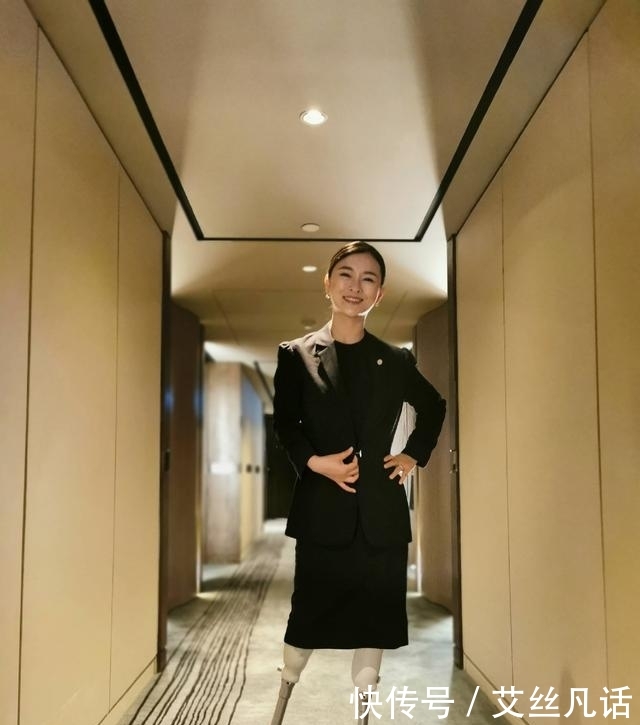 『自信』巴西超模一条腿秀身材,而这个舞蹈老师更强大,没小腿二婚也幸福