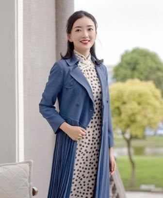 #旗袍装#旗袍+风衣=秋天最优雅搭配,时髦又高级,再穿十年都不过时!
