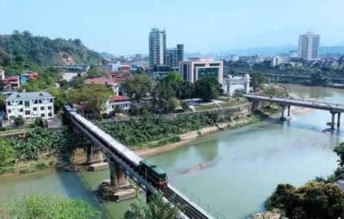  #中国#中国这座小城与越南一河之隔，繁荣度远超对岸越南的省会