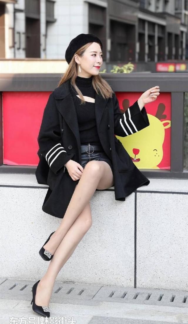『女人』黑色西装搭配黑色高跟鞋,戴一顶贝雷帽,穿出精致小女人的气息