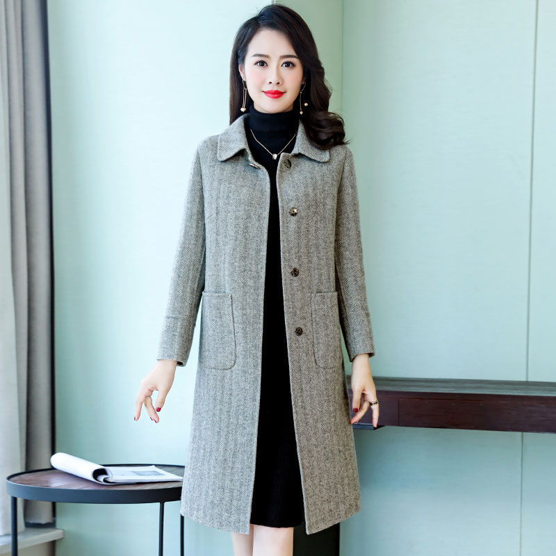 天!新款毛呢大衣真时髦，比皮草好看百倍，搭小脚裤完全不挑人