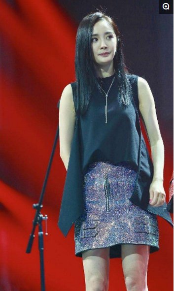 杨幂身穿亮片短裙亮相,裙子前方到底有啥,网友评论炸开了锅!