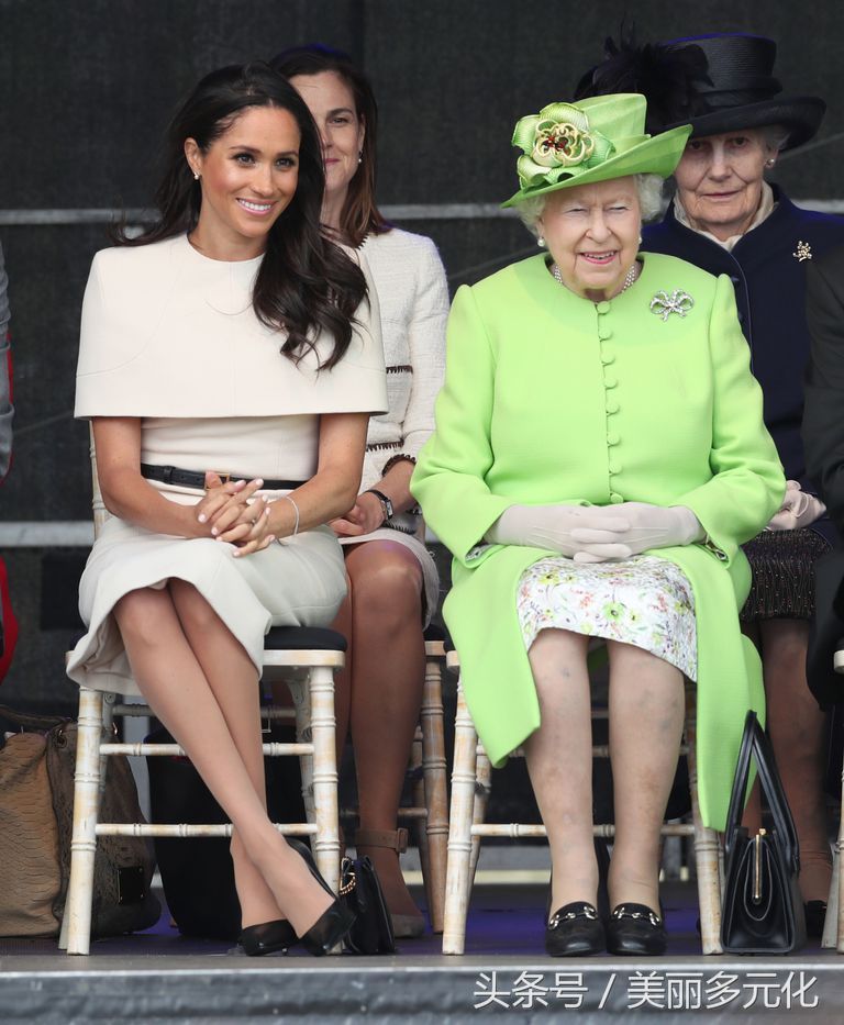 当梅根穿上白衬衣，瞬间找回往日魅力!网友:果然适合休闲风