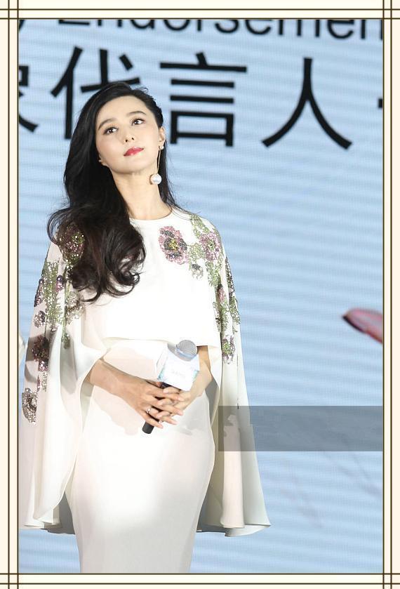 看了张馨予斗篷裙，再看看范冰冰，才知道女王与女孩的差距有多大