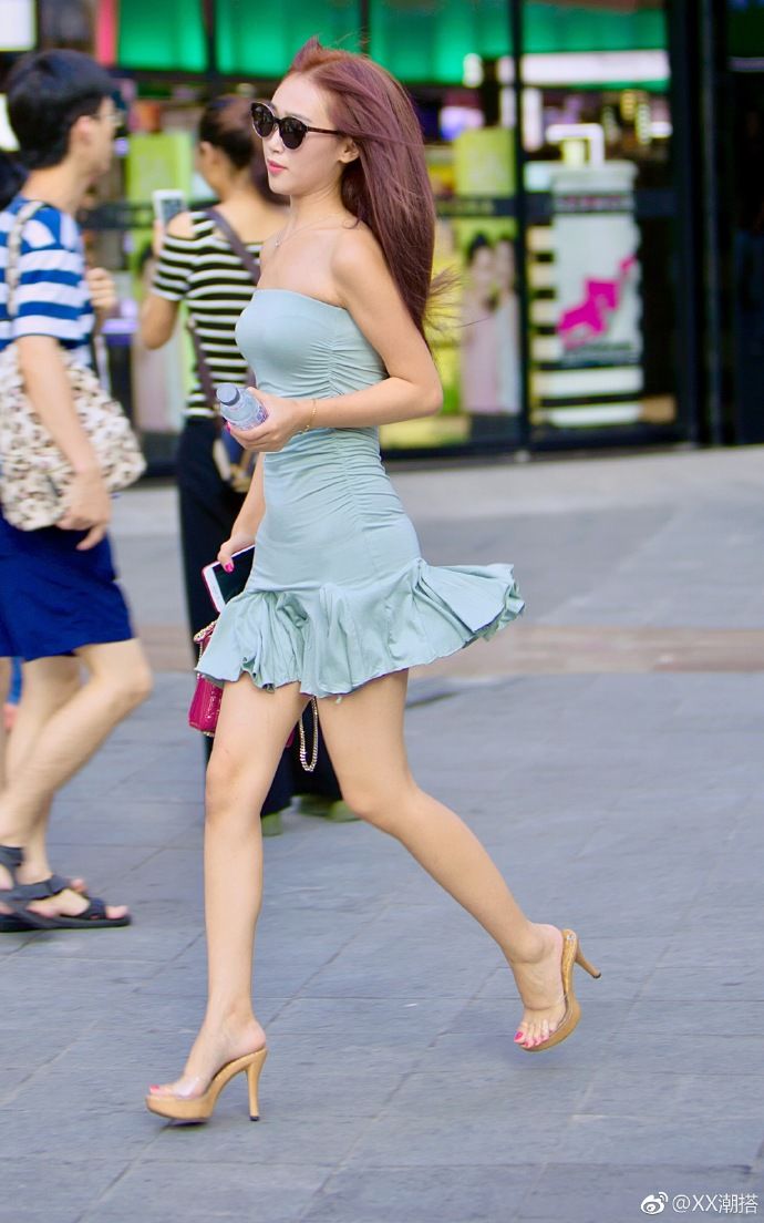 穿雕花紧身裤的漂亮小姐姐，气质高雅，让人耳目一新