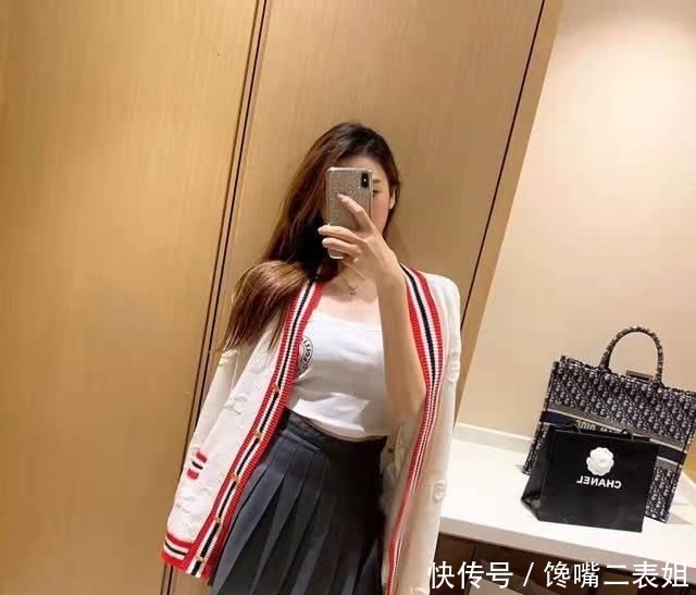  『宽松』女人过40少穿卫衣吧，掉档次！今年流行“百搭毛衣”，减龄又洋气