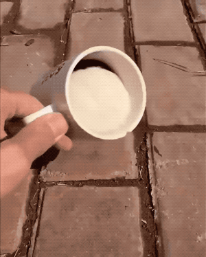 辣串■搞笑GIF:但愿你上厕所的时候和你吃辣串的时候一样坚强