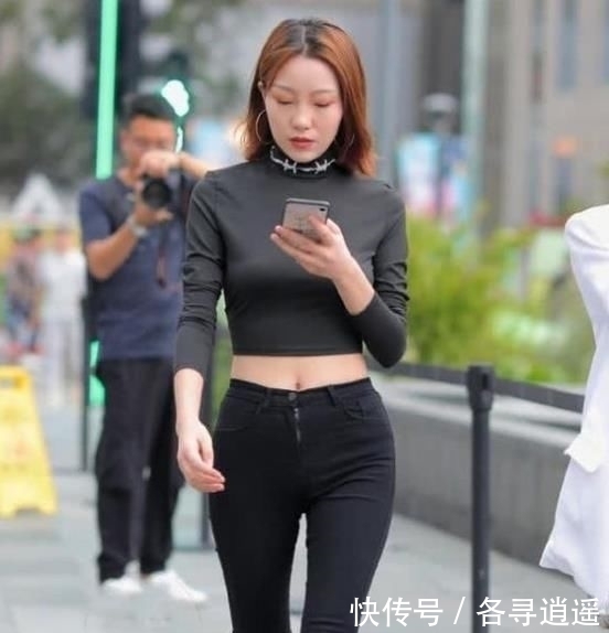 『粉色』街拍:眉清目秀的美女,一件粉色上衣配牛仔裤,青春靓丽气息